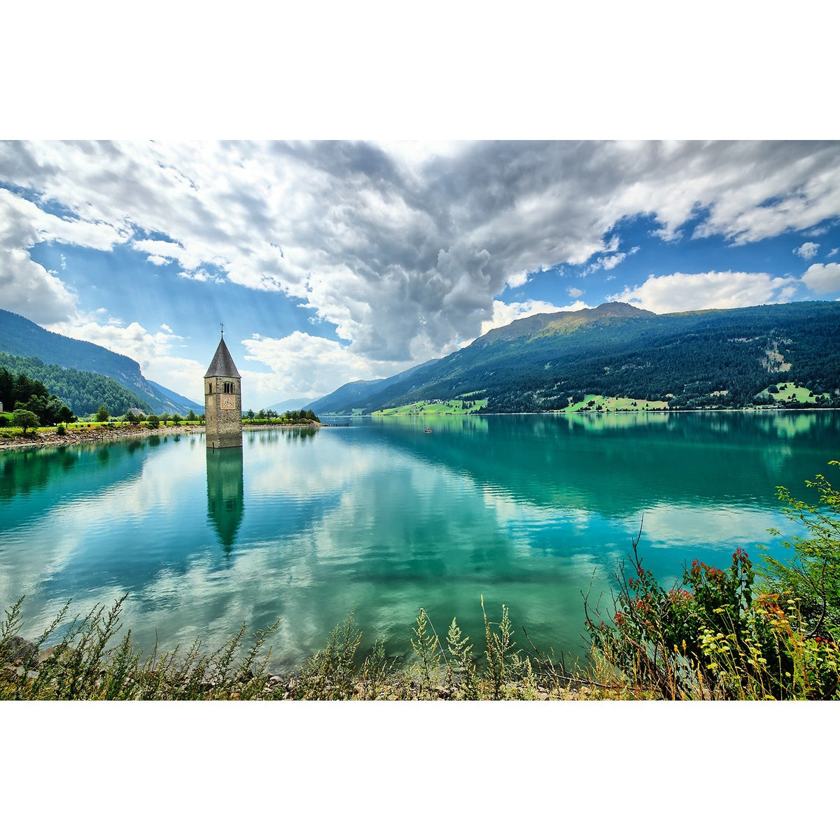 Acrylglasbild - Idyllischer Bergsee mit versunkenem Kirchturm