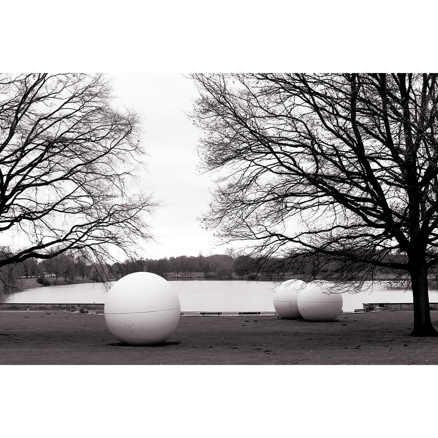 Acrylglasbild - GIANT POOL BALLS Black and White