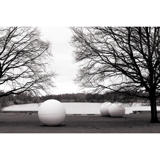Acrylglasbild - GIANT POOL BALLS Black and White
