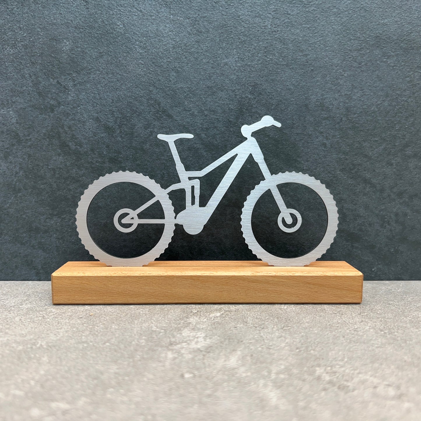 "Mountainbike" auf Holzsockel